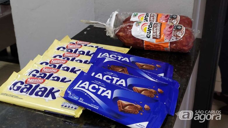 As barras de chocolate e as peças de salame que seriam furtadas pelo ladrão - Crédito: Maycon Maximino