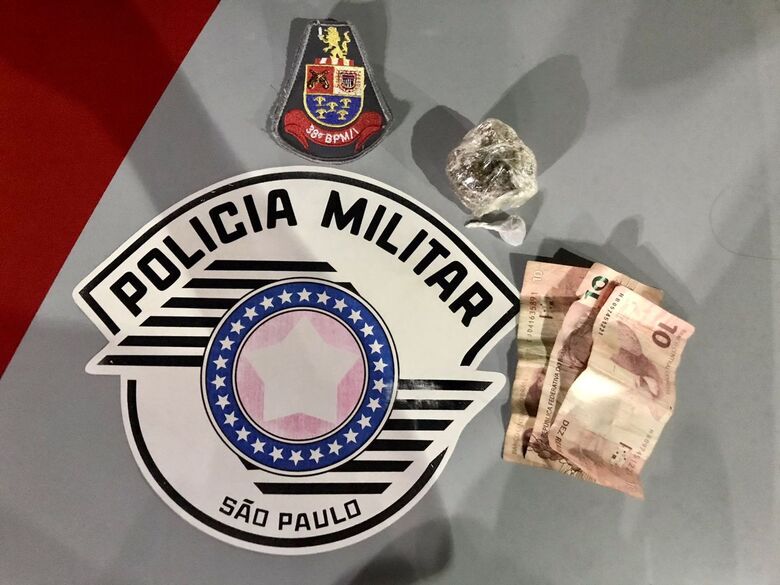 A droga que estava em poder do suspeito que empurrava uma moto igualmente suspeita - Crédito: Divulgação