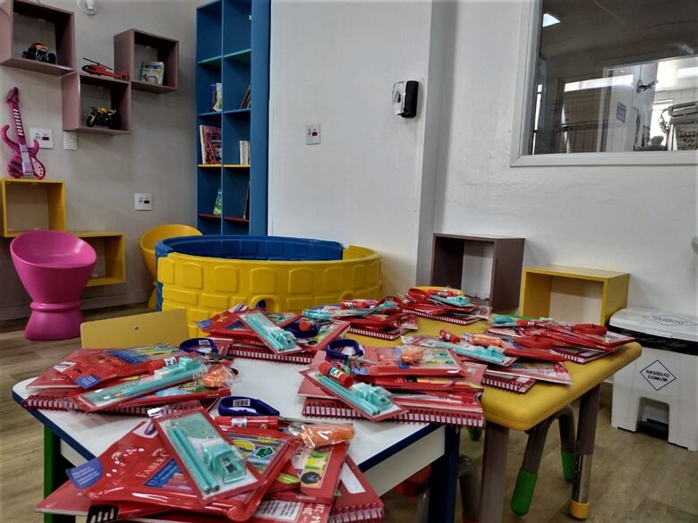 Kits doados pela Faber-Castell foram entregues às crianças da Pediatria - Crédito: Assessoria Santa Casa