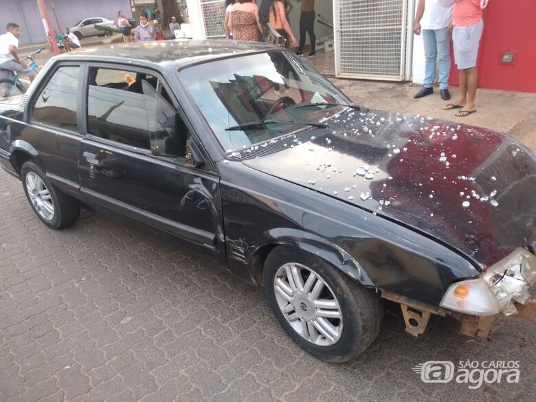 Motorista aparentemente embriagada invade loja e atropela mãe e criança - Crédito: Maycon Maximino