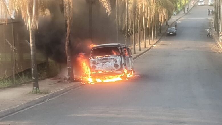 Incêndio destruiu completamente a Kombi - Crédito: Divulgação
