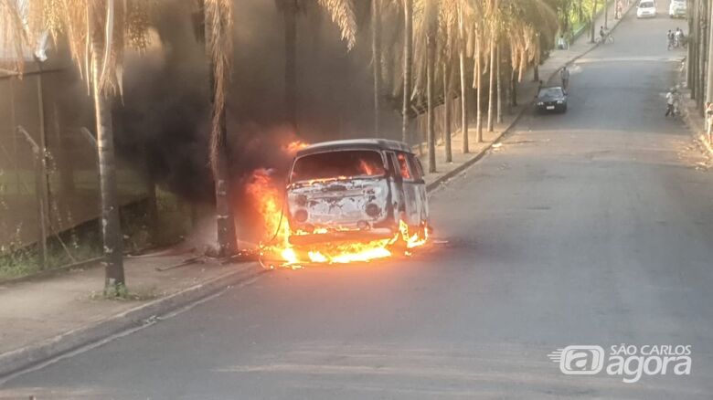 Incêndio destruiu completamente a Kombi - Crédito: Divulgação
