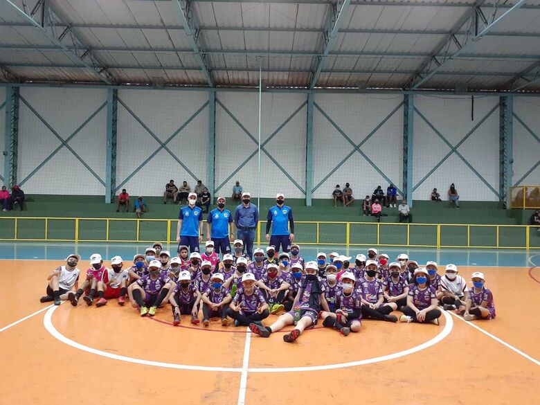 Jogadores das equipes de base do São Carlos Futsal afiam as garras - Crédito: Divulgação