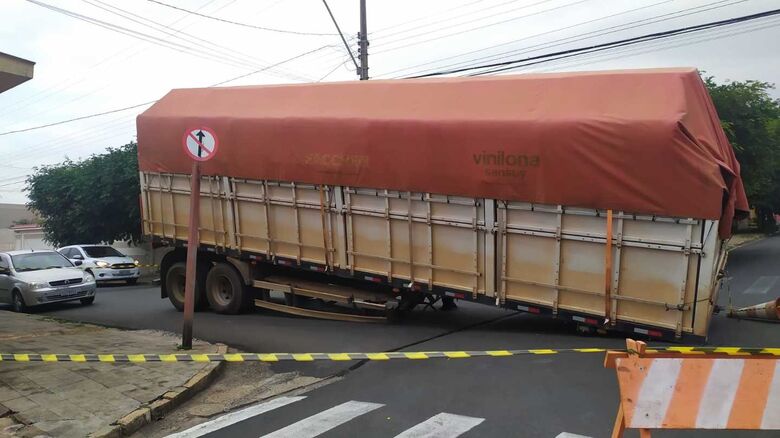 A carreta se soltou do cavalo mecânico bem no cruzamento - Crédito: Divulgação