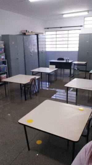 Água ficou acumulada em várias salas de aula do Cemei - Crédito: Divulgação