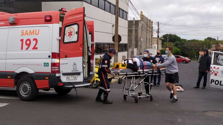 Vítima no momento em que era socorrida pelo Samu - Crédito: Maycon Maximino