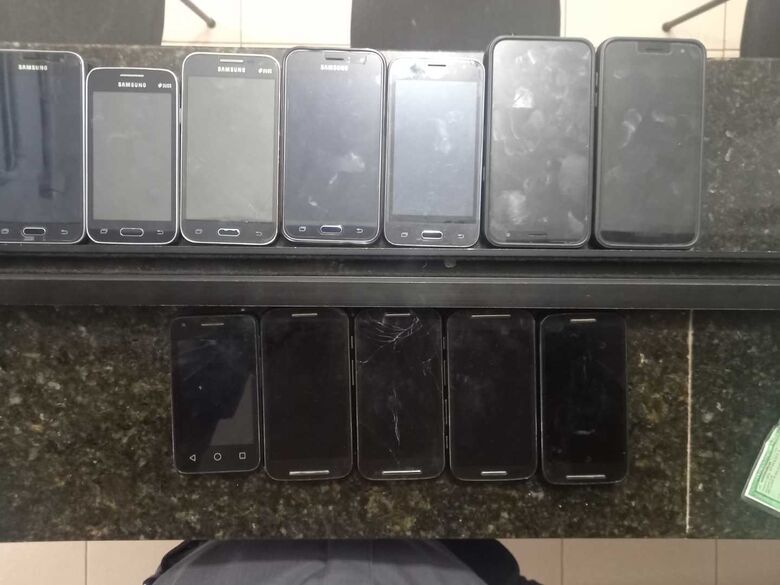 Os celulares que estavam em poder do ladrão foram apreendidos pela PM - Crédito: Divulgação