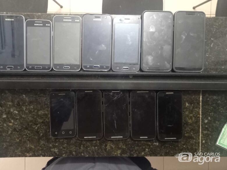 Os celulares que estavam em poder do ladrão foram apreendidos pela PM - Crédito: Divulgação