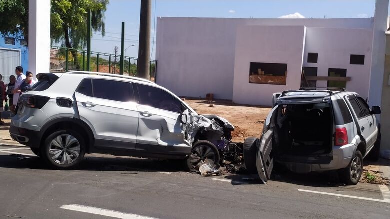 Carros tiveram danos de grande monta - Crédito: Maycon Maximino