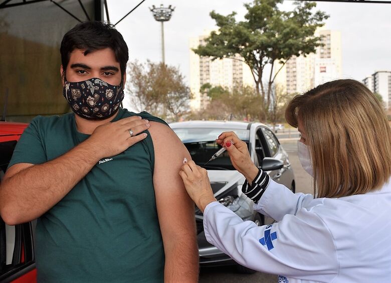 Jovem recebe vacina contra a Covid em São Carlos - Crédito: divulgação/Prefeitura Municipal
