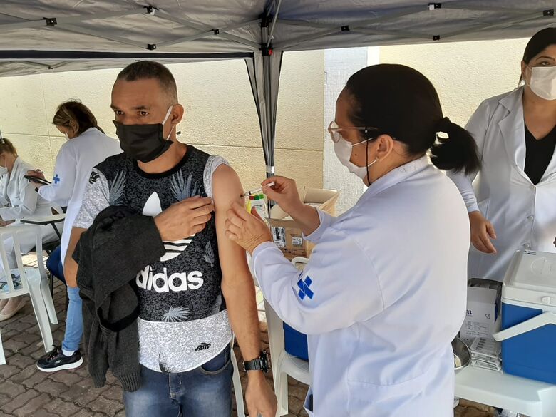 Homem recebe dose da vacina contra Covid-19 em São Carlos - Crédito: divulgação