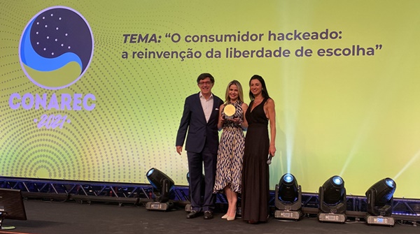 Jaqueline Sena ganha Prêmio Conarec pela Hapvida -