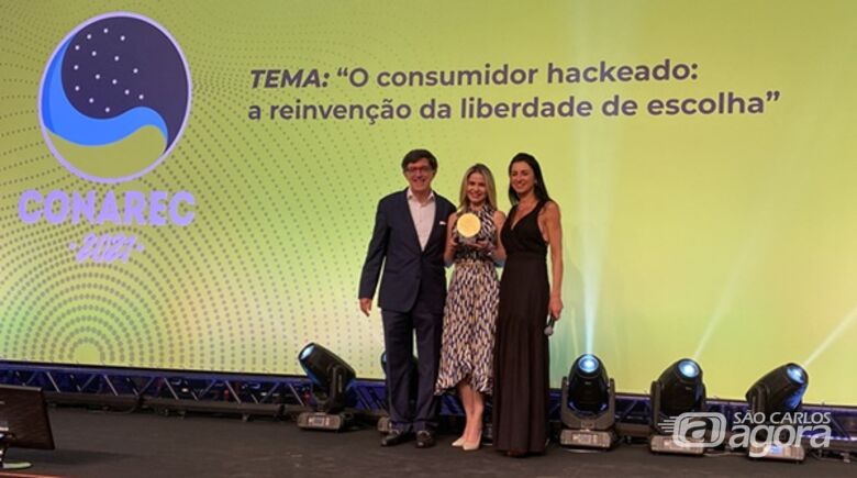 Jaqueline Sena ganha Prêmio Conarec pela Hapvida - 