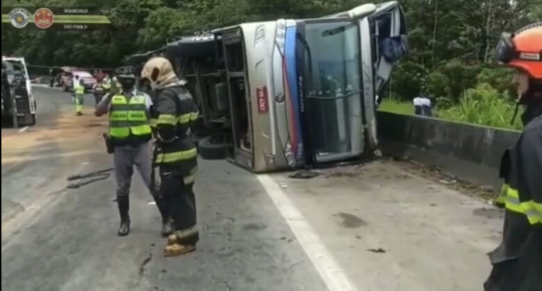 Ônibus tomba e deixa cinco pessoas mortas em rodovia paulista - Crédito: Reprodução