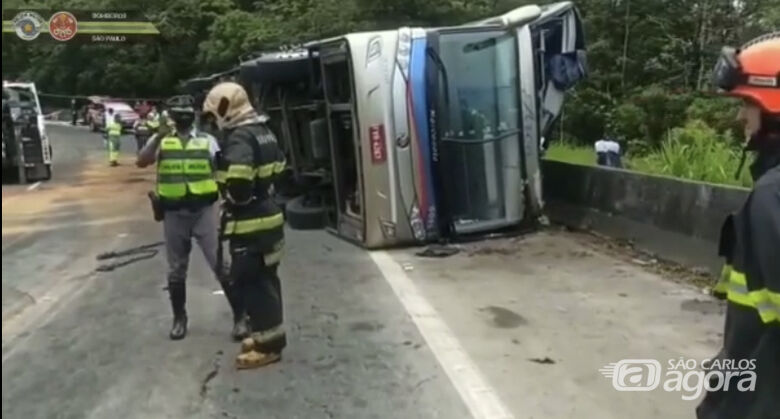 Ônibus tomba e deixa cinco pessoas mortas em rodovia paulista - Crédito: Reprodução