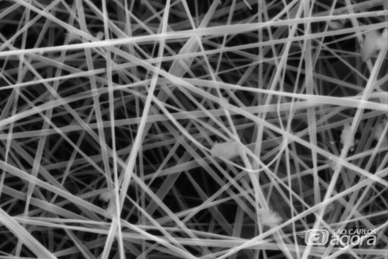 Nanofibras biodegradáveis agem como meio filtrante de partículas - Crédito: Daniela S. de Almeida