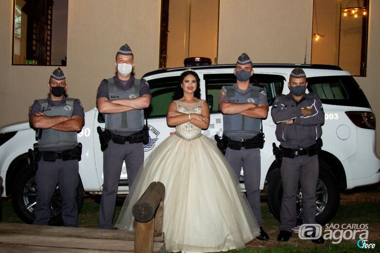 A debutante Elica ao lado dos seus super-heróis durante a festa dos 15 anos - Crédito: Divulgação