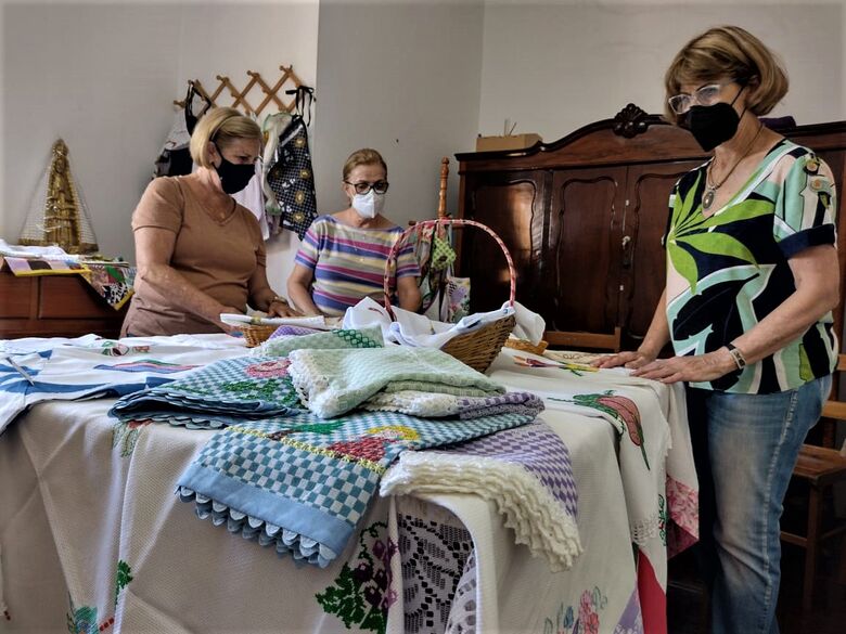 Voluntárias preparando as peças para o Bazar de 2021 - Crédito: Assessoria Santa Casa