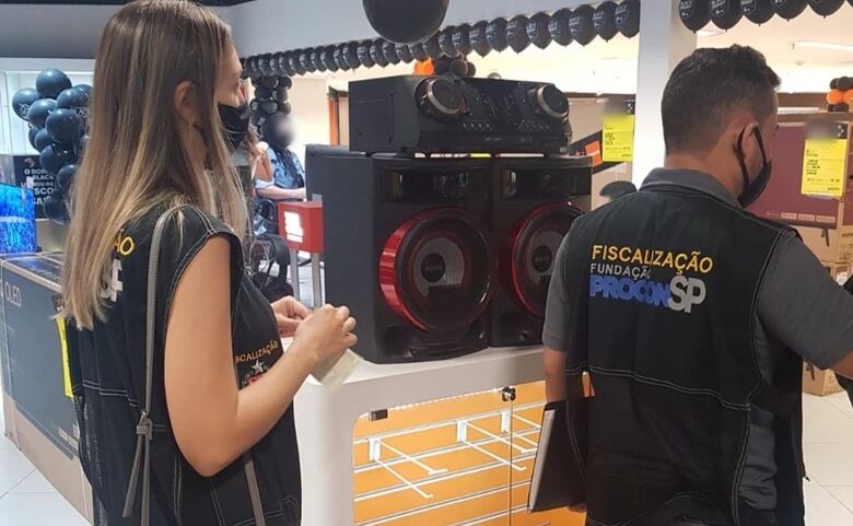Agentes durante fiscalização em uma loja - Crédito: Divulgação/Prefeitura Municipal