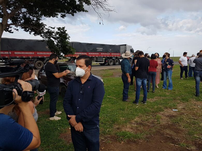 Pelo menos 25 vereadores e a deputada estadual Marcia Lia estiveram no km 255 da rodovia WL para protestar no dia 26 de outubro - Crédito: Divulgação
