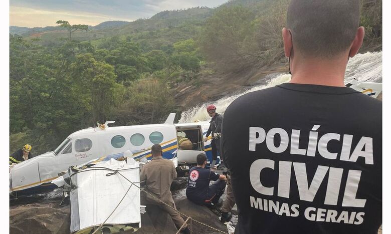 Avião é retirado do local onde caiu em Minas, matando a cantora Marília Mendonça e mais quatro pessoas - Crédito: Divulgação