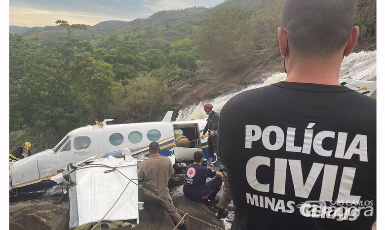 Avião é retirado do local onde caiu em Minas, matando a cantora Marília Mendonça e mais quatro pessoas - Crédito: Divulgação