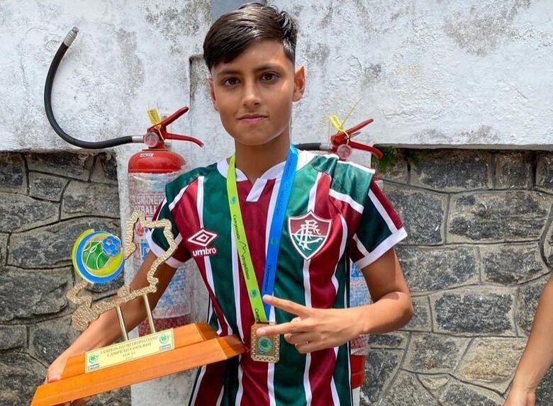 Diogo exibe a Taça Rio: são-carlense faz bonito em terras cariocas - Crédito: Divulgação