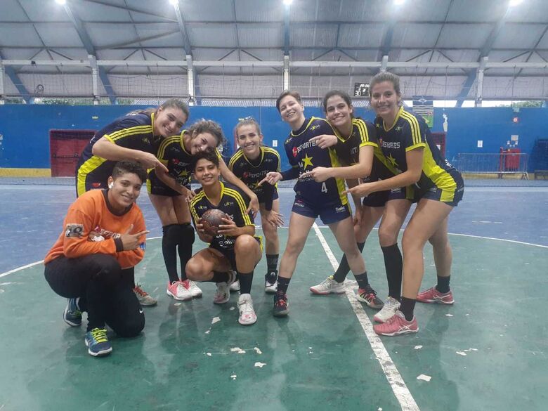 Camila Souza ao lado das companheiras de equipe: a melhor da partida - Crédito: Divulgação