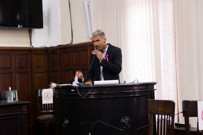 Edu Carvalho durante a apresentação do projeto aos vereadores da Câmara Municipal - Crédito: Divulgação