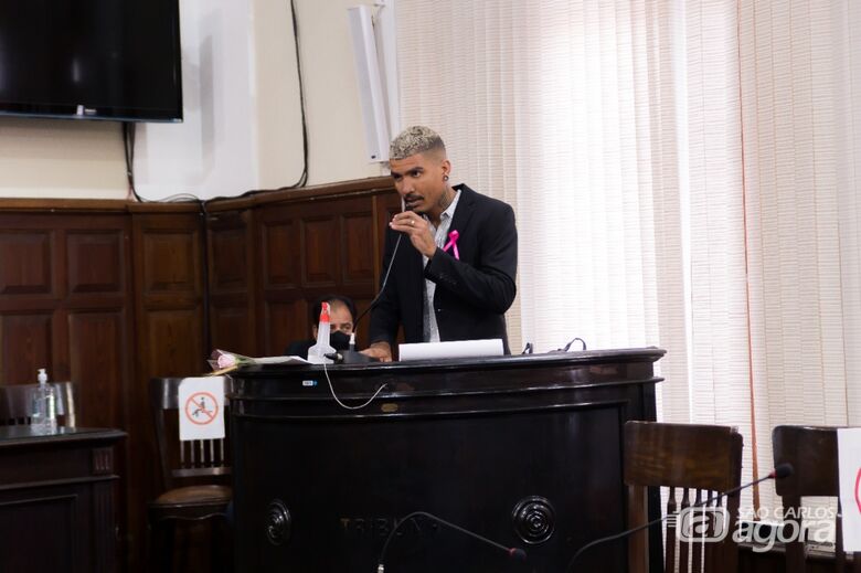 Edu Carvalho durante a apresentação do projeto aos vereadores da Câmara Municipal - Crédito: Divulgação