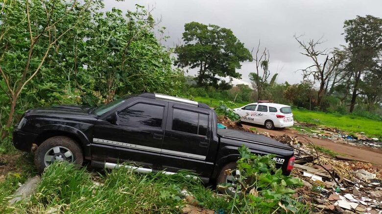 A caminhonete roubada foi abandonada em uma estrada de terra - Crédito: Maycon Maximino