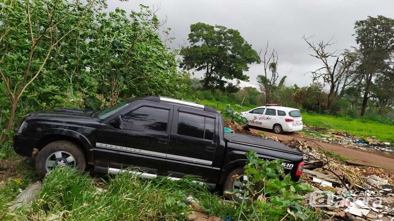 A caminhonete roubada foi abandonada em uma estrada de terra - Crédito: Maycon Maximino