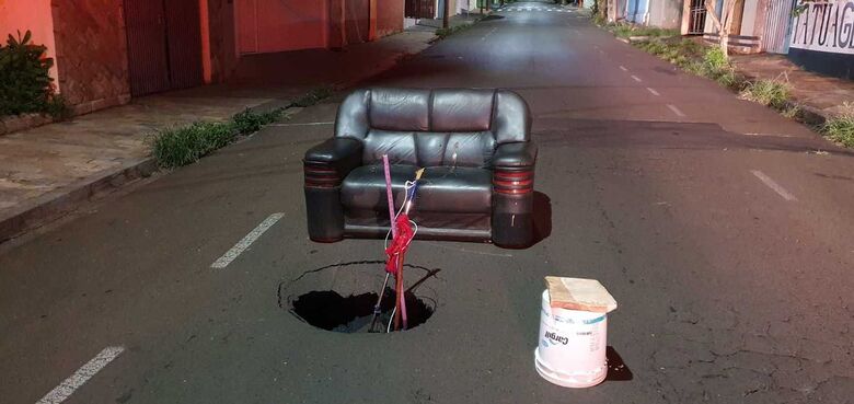 Asfalto cedeu e um grande buraco abriu na rua Totó Leite - Crédito: Divulgação