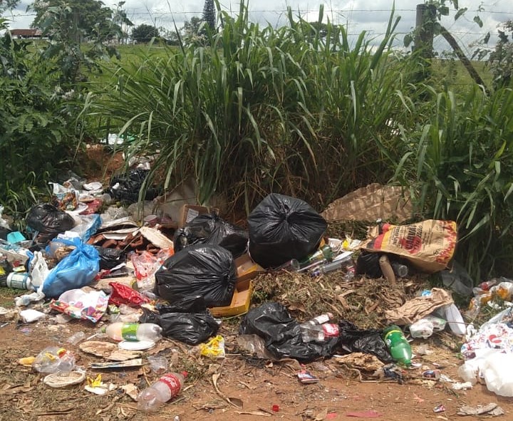 Estrada municipal vira "lixão": falta de higiene de parte da população - Crédito: Divulgação