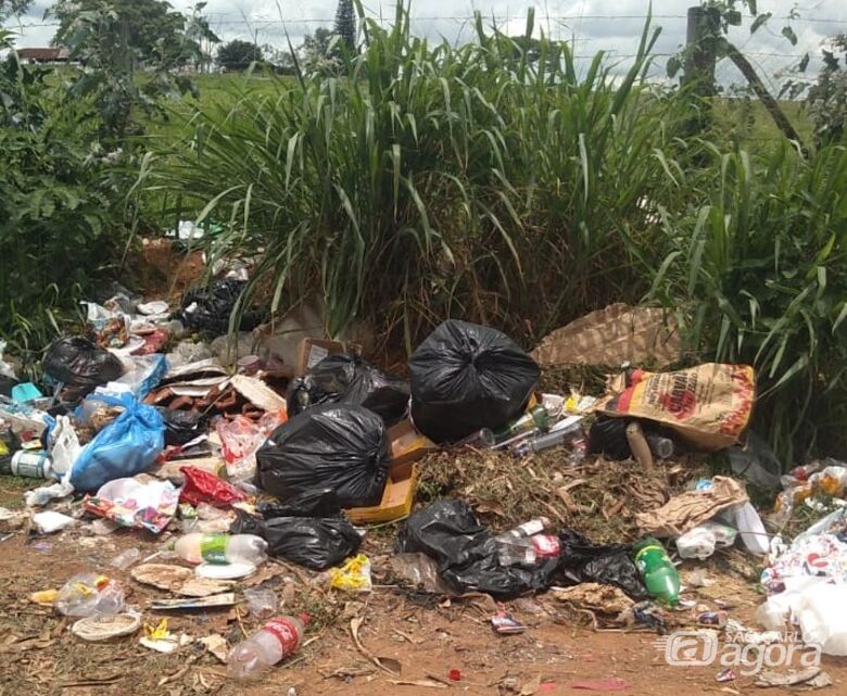 Estrada municipal vira "lixão": falta de higiene de parte da população - Crédito: Divulgação