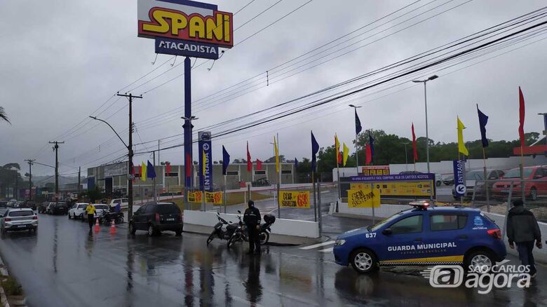 Viatura da GCM na frente do portão fechado do atacadista - Crédito: Maycon Maximino