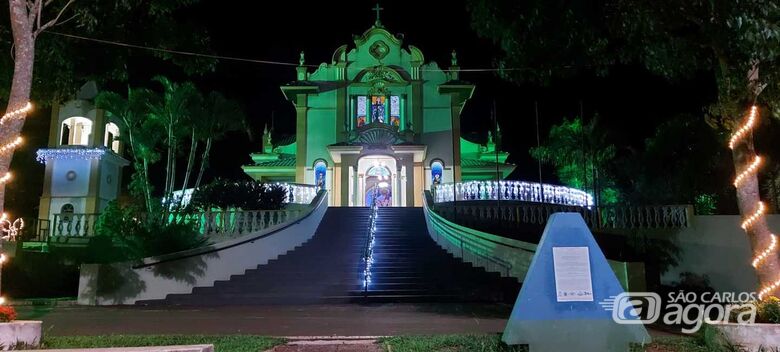 Santuário Diocesano de Nossa Senhora Aparecida da Babilônia enfeitado com luzes de natal - Crédito: divulgação