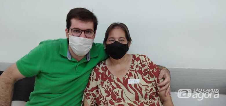 Paciente Maria Aparecida e seu filho, que levou a mãe para a primeira mamografia - Crédito: HU-UFSCar