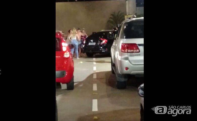 Confusão aconteceu na área externa do Mcdonalds. - Crédito: reprodução