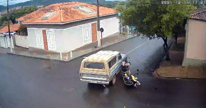 Câmera de segurança flagra acidente em Ribeirão Bonito - Crédito: Reprodução