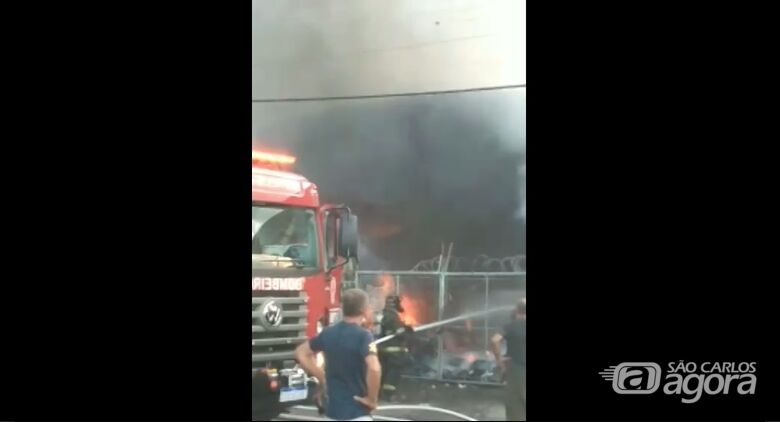 Incêndio de grandes proporções atinge ferro-velho na Vila Isabel - Crédito: reprodução