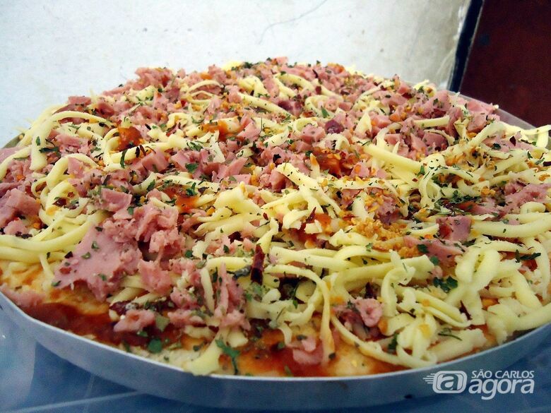 Mussarela ou presunto e mussarela: as pizzas que serão vendidas pela Paróquia São José - Crédito: Divulgação