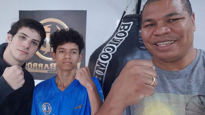 Lino (d) com dois jovens talentos que buscam no boxe, a realização de seus sonhos - Crédito: Divulgação
