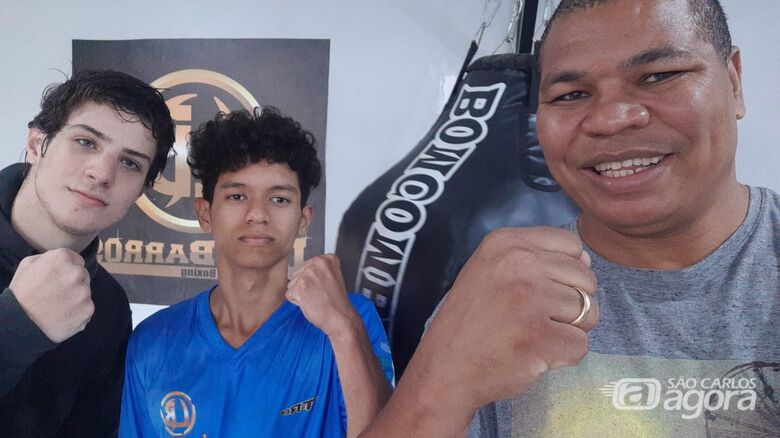 Lino (d) com dois jovens talentos que buscam no boxe, a realização de seus sonhos - Crédito: Divulgação