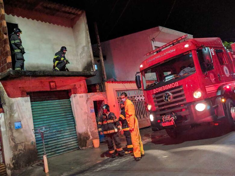 Curto circuito pode ter sido o responsável pelo incêndio em uma residência no Aracy - Crédito: Maycon Maximino