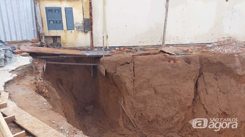 Solo cedeu e abalou a estrutura de um prédio vizinho - Crédito: Maycon Maximino