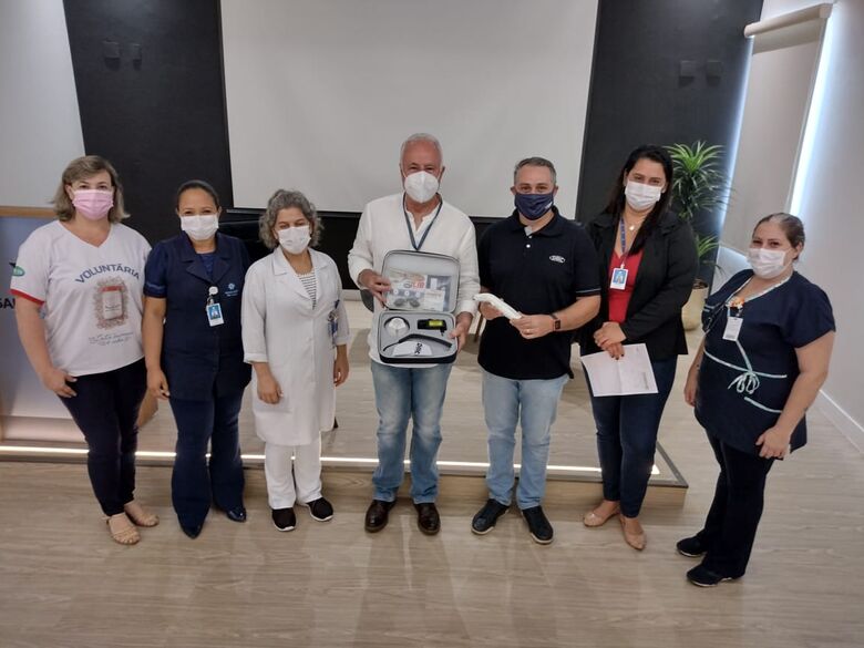 Da esquerda para direita: a voluntária da Maternidade, Fabiana Cristina Rosseti; a Coordenadora de Enfermagem da Maternidade, Eliane Sansão; a Enfermeira do Banco de Leite, Karine Silva; o Provedor da Santa Casa, Antônio Valério Morillas Júnior; o Gerente - Crédito: Assessoria Santa Casa