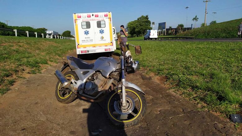 Moto sofreu avarias após o acidente: vítima foi socorrida com escoriações - Crédito: Maycon Maximino