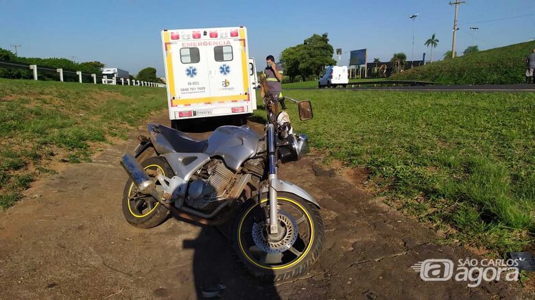Moto sofreu avarias após o acidente: vítima foi socorrida com escoriações - Crédito: Maycon Maximino