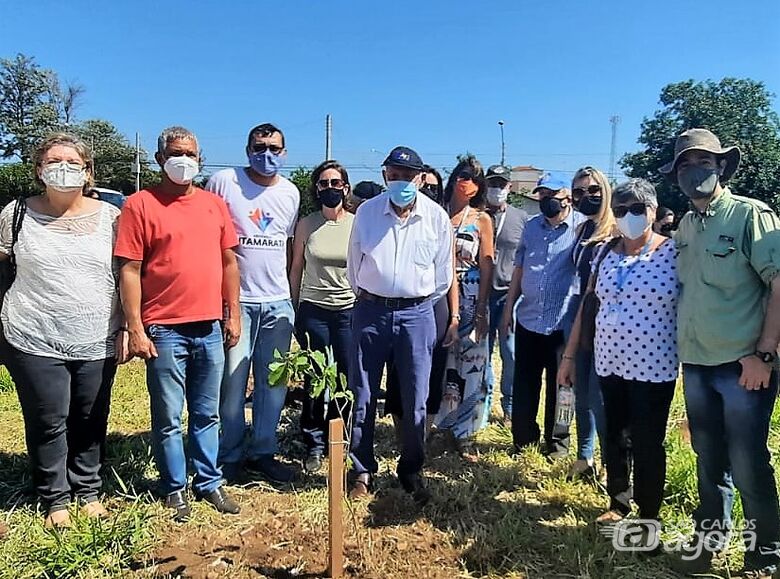 Autoridades municipais durante o plantio das árvores nativas e frutíferas - Crédito: Divulgação